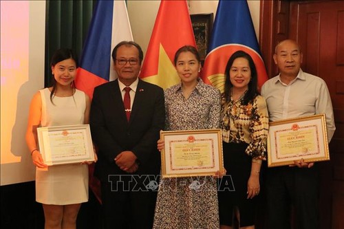 Khen thưởng những cá nhân người Việt có thành tích xuất sắc tại CH Czech - ảnh 1