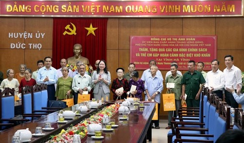 Phó Chủ tịch nước Võ Thị Ánh Xuân thăm, tặng quà gia đình chính sách tại Hà Tĩnh  - ảnh 1