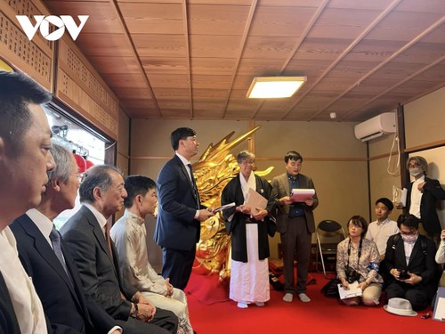 Đài Tiếng nói Việt Nam trao tặng bức rèm thêu cung đình cho phía Nhật Bản - ảnh 1