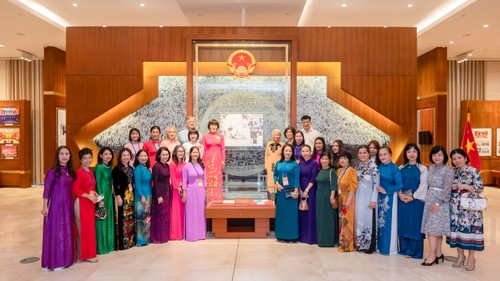 Đoàn đại biểu Diễn đàn phụ nữ Việt Nam tại châu Âu thăm Nhà Quốc hội Việt Nam - ảnh 5