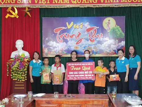 Diễn đàn Phụ nữ Việt Nam tại Châu Âu trao quà cho trẻ mồ côi nhân dịp Tết Trung Thu 2023 - ảnh 4