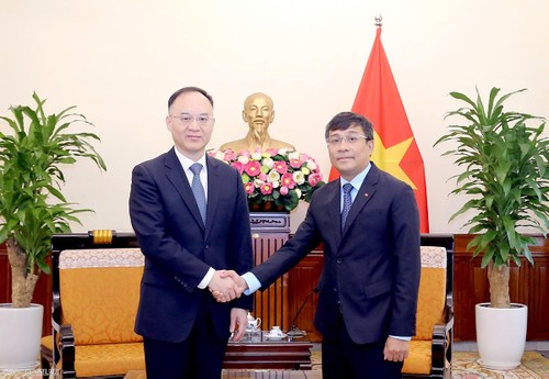 Thứ trưởng Thường trực Bộ Ngoại giao Nguyễn Minh Vũ hội đàm với Trợ lý Bộ trưởng Bộ Ngoại giao Trung Quốc Nông Dung - ảnh 1