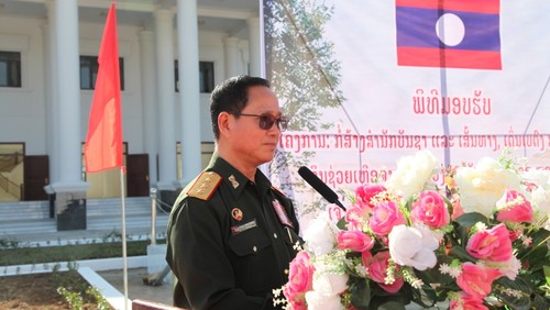 Bàn giao Sở chỉ huy Sư đoàn Bộ binh 1, quà tặng của Quân đội Việt Nam cho Quân đội Lào - ảnh 1