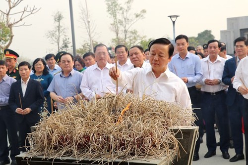 Phó Thủ tướng Chính phủ Trần Hồng Hà dâng hương tưởng niệm tại Đền thờ liệt sĩ Điện Biên Phủ - ảnh 1