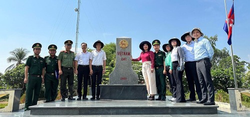 Ủy ban Nhà nước về người Việt Nam ở nước ngoài làm việc về công tác đối ngoại với các tỉnh giáp biên giới Campuchia - ảnh 3