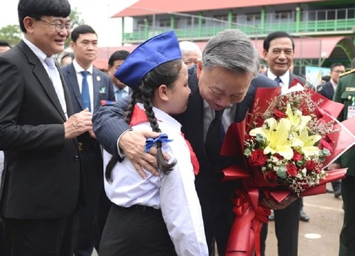 Chủ tịch nước Tô Lâm thăm Trường song ngữ Lào - Việt Nam Nguyễn Du - ảnh 1