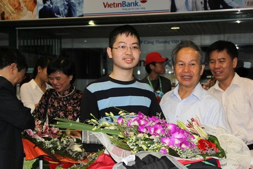 ต้อนรับคณะนักเรียนเวียดนามที่เข้าร่วมการแข่งขันคณิตศาสตร์โอลิมปิก ครั้งที่ 53 - ảnh 1