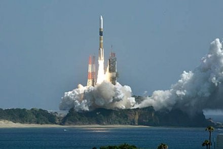 ญี่ปุ่นยิงจรวดส่งดาวเทียมขึ้นสู่วงโคจรเพื่อเสริมศักยภาพด้านการสอดแนม - ảnh 1