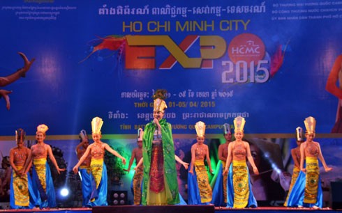 เปิดงานแสดงสินค้า การบริการและการท่องเที่ยวเวียดนาม-กัมพูชาปี 2015 - ảnh 1