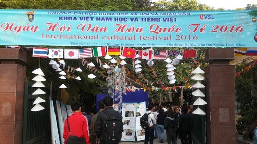 งานวันวัฒนธรรมนานาชาติ – โอกาสให้นักศึกษาต่างชาติในเวียดนามได้แลกเปลี่ยนวัฒนธรรม - ảnh 1