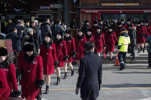กองเชียร์ของสาธารณรัฐประชาธิปไตยประชาชนเกาหลีเดินทางถึงสาธารณรัฐเกาหลี - ảnh 1
