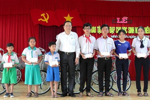 ประธานแนวร่วมปิตุภูมิเวียดนามมอบทุนการศึกษาให้แก่นักเรียนที่มีฐานะยากจนในจังหวัดเกิ่นเทอ - ảnh 1