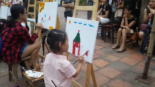 การประกวดวาดภาพสีอะคริลิก – กิจกรรมที่น่าสนใจในช่วงพักร้อนของเด็กนักเรียนในกรุงฮานอย - ảnh 1