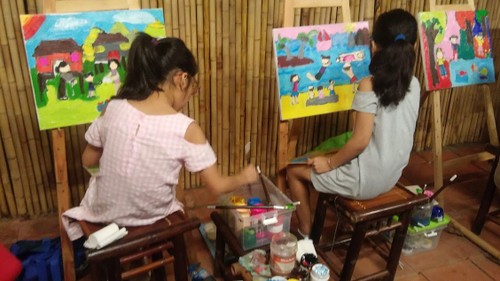การประกวดวาดภาพสีอะคริลิก – กิจกรรมที่น่าสนใจในช่วงพักร้อนของเด็กนักเรียนในกรุงฮานอย - ảnh 3