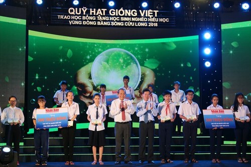 มอบทุนการศึกษาจากกองทุน“Hạt giống Việt”ให้แก่นักเรียนที่มีฐานะยากจนแต่มีผลการเรียนดีในเขตที่ราบลุ่มแม่น้ำโขง  - ảnh 1