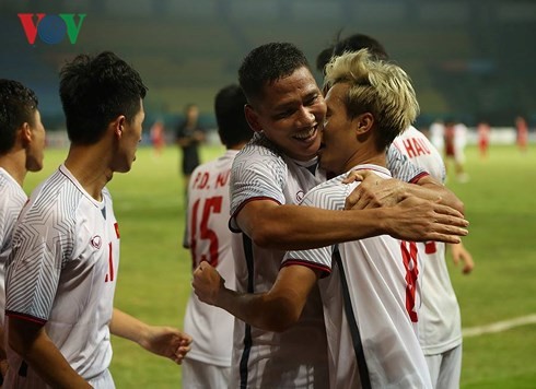 ทีมฟุตบอลเวียดนามผ่านเข้ารอบ 4 ทีมสุดท้ายในการแข่งขันเอเชียนเกมส์ - ảnh 1