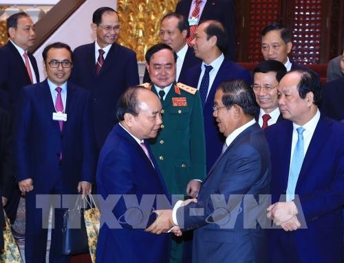 WEF ASEAN 2018 นายกรัฐมนตรีเหงวียนซวนฟุก ให้การต้อนรับนายกรัฐมนตรีกัมพูชาและรัฐมนตรีพาณิชย์บังคลาเทศ - ảnh 1