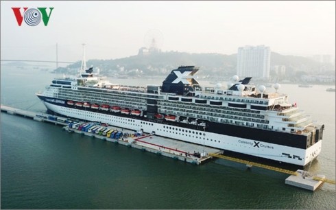 เรือสำราญ Royal Caribbean Cruise Lines ของสหรัฐเข้าเทียบท่าฮาลองในนครฮาลอง จังหวัดกว๋างนิง - ảnh 1