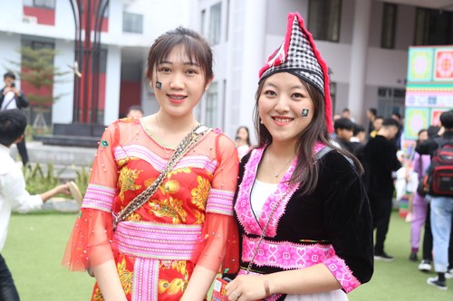 กิจกรรมฉลองเทศกาลตรุษเต๊ตของชนเผ่าม้ง – การแลกเปลี่ยนวัฒนธรรมและเชื่อมโยงระหว่างนักศึกษาชาวม้งในกรุงฮานอย - ảnh 6