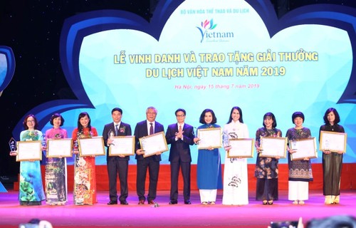 รองนายกรัฐมนตรีหวูดึ๊กดามเข้าร่วมพิธีสดุดีและพิธีมอบรางวัลการท่องเที่ยวเวียดนามปี 2019 - ảnh 1