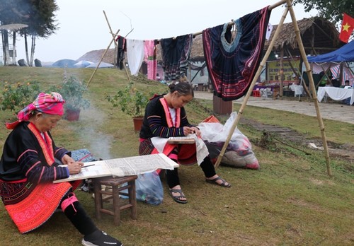 กิจกรรม “วสันต์ฤดูในเขตเขา” ณ หมู่บ้านวัฒนธรรมและการท่องเที่ยวชนกลุ่มน้อยเผ่าต่างๆของเวียดนาม - ảnh 1