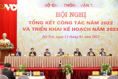 นายกรัฐมนตรีฝ่ามมิงชิ้งเข้าร่วมการประชุมเกี่ยวกับการปฏิบัติหน้าที่ของหน่วยงานคมนาคมและขนส่งในปี 2023 - ảnh 1