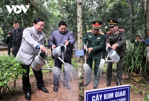 นายกรัฐมนตรี ฝ่ามมิงชิ้ง เปิดการรณรงค์ปลูกต้นไม้เพื่อรำลึกถึงประธานโฮจิมินห์ในช่วงตรุษเต๊ต - ảnh 1