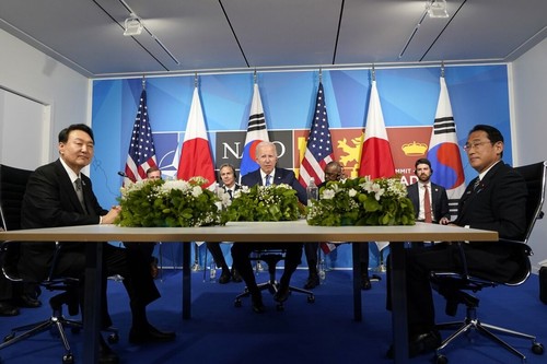การประชุมผู้นำสหรัฐ สาธารณรัฐเกาหลีและญี่ปุ่นนอกรอบการประชุมผู้นำกลุ่มจี7 - ảnh 1