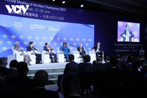นายกรัฐมนตรีฝ่ามมิงชิ้ง นำเสนอแนวทางต่างๆในการหารือนัดแรกของการประชุม WEF - ảnh 1