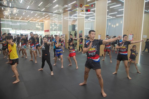 กิจกรรม  International Muay Thai Boran Training Week 2023 สำหรับผู้ฝึกสอนและนักกีฬามวยไทยในกรุงฮานอย - ảnh 6