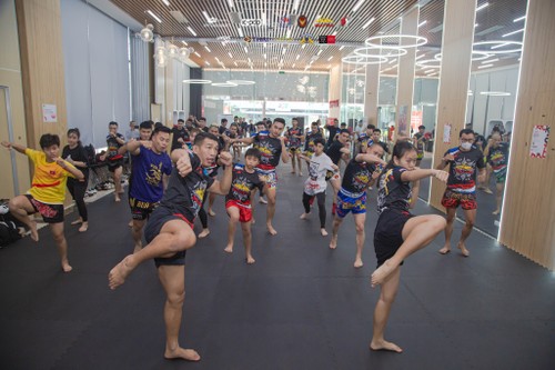 กิจกรรม  International Muay Thai Boran Training Week 2023 สำหรับผู้ฝึกสอนและนักกีฬามวยไทยในกรุงฮานอย - ảnh 4