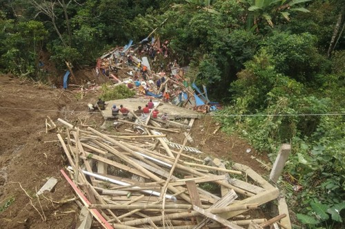 เหตุดินถล่มในอินโดนีเซียทำให้มีผู้เสียชีวิตและสูญหายกว่า 20 คน - ảnh 1
