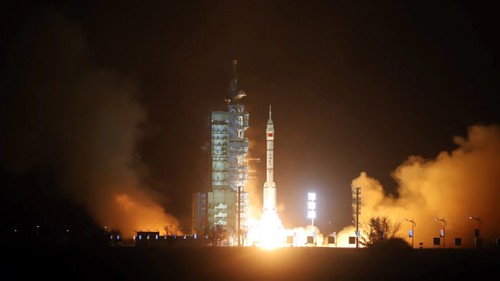 จีนประสบความสำเร็จในการปล่อยยานอวกาศเสินโจว-18 - ảnh 1