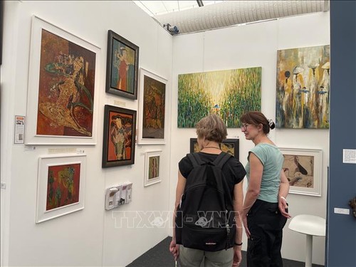 ภาพวาดของจิตรกรเวียดนามได้รับความสนใจในงาน Affordable Art Fair ปี2024 ณ กรุงลอนดอน - ảnh 1