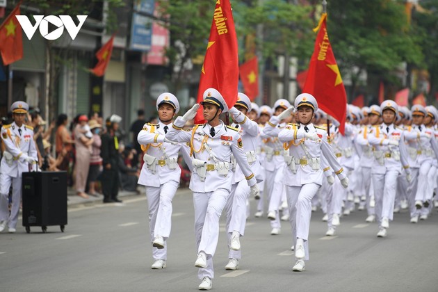 Người dân Điện Biên Phủ hân hoan xem diễu binh trên đường phố