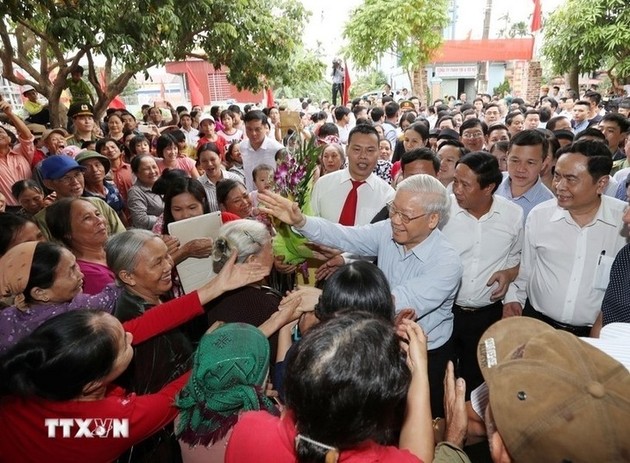 Bilder über die Zuneigung von KPV-Generalsekretär Nguyen Phu Trong für Bewohner und Soldaten 