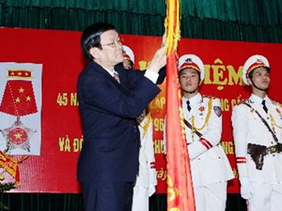 Presidente de Vietnam visita la escuela de técnicos medios de seguridad pública 1 - ảnh 1