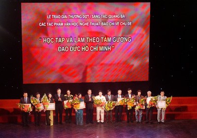 Vietnam honra a premiados de concurso de escritura sobre ejemplo moral de Ho Chi Minh