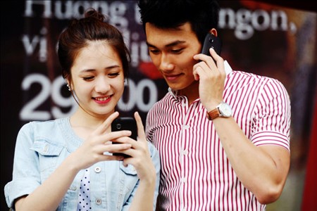 En aumento demandas de smartphones entre los jóvenes vietnamitas - ảnh 1