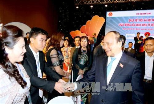 Primer ministro vietnamita recibe a delegados participantes en Cumbre Vietnam 2016 - ảnh 1
