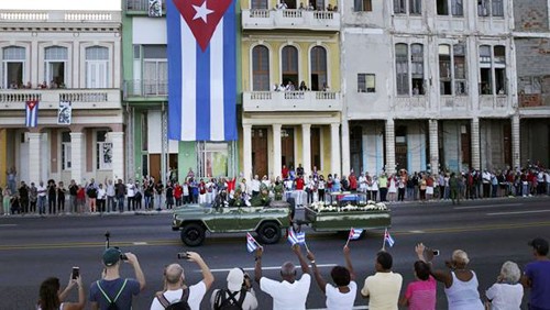 Masas populares de Cuba despiden a Fidel Castro a su última morada - ảnh 1