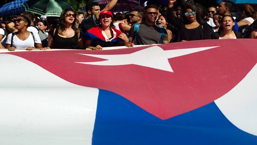 Masas populares de Cuba despiden a Fidel Castro a su última morada - ảnh 2