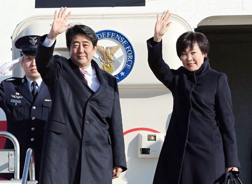 Primer ministro nipón inicia visita de trabajo en Vietnam - ảnh 1