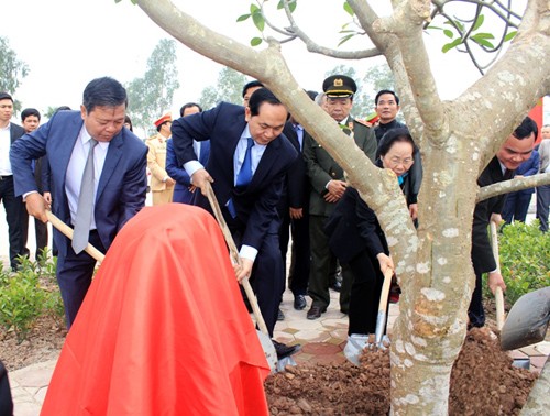 Presidente de Vietnam participa en fiesta “tịch điền” 2017 - ảnh 1