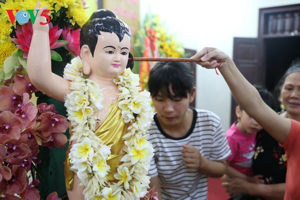 Localidades del centro y sur de Vietnam celebran aniversario 2561 de la iluminación del Buda   - ảnh 1