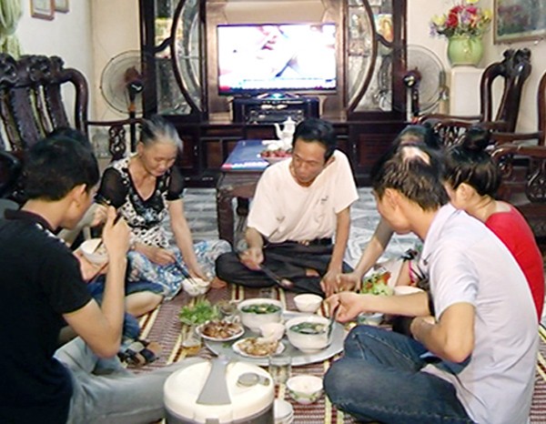Comida familiar consolida la unión entre los miembros del hogar - ảnh 2