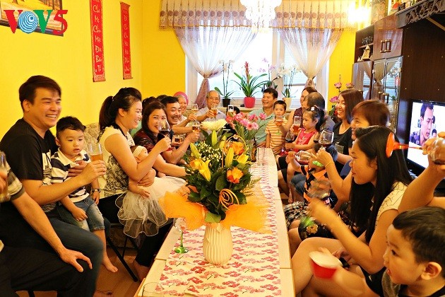 Familias vietnamitas preservan la identidad cultural en la República Checa - ảnh 2