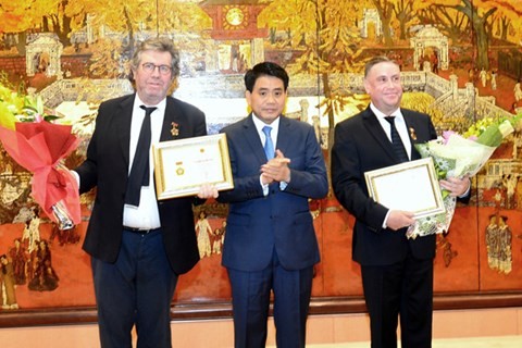 Hanoi reconocen los aportes de 2 ciudadanos franceses al desarrollo capitalino - ảnh 1