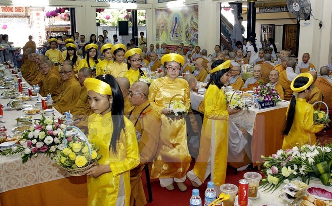Habitantes de Ciudad Ho Chi Minh participan en la fiesta de Vu Lan - ảnh 1