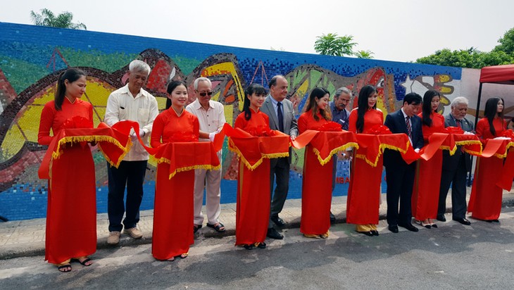 Chile incorpora una pintura al Mural Mosaico Cerámico de Hanoi en su Día Nacional - ảnh 3